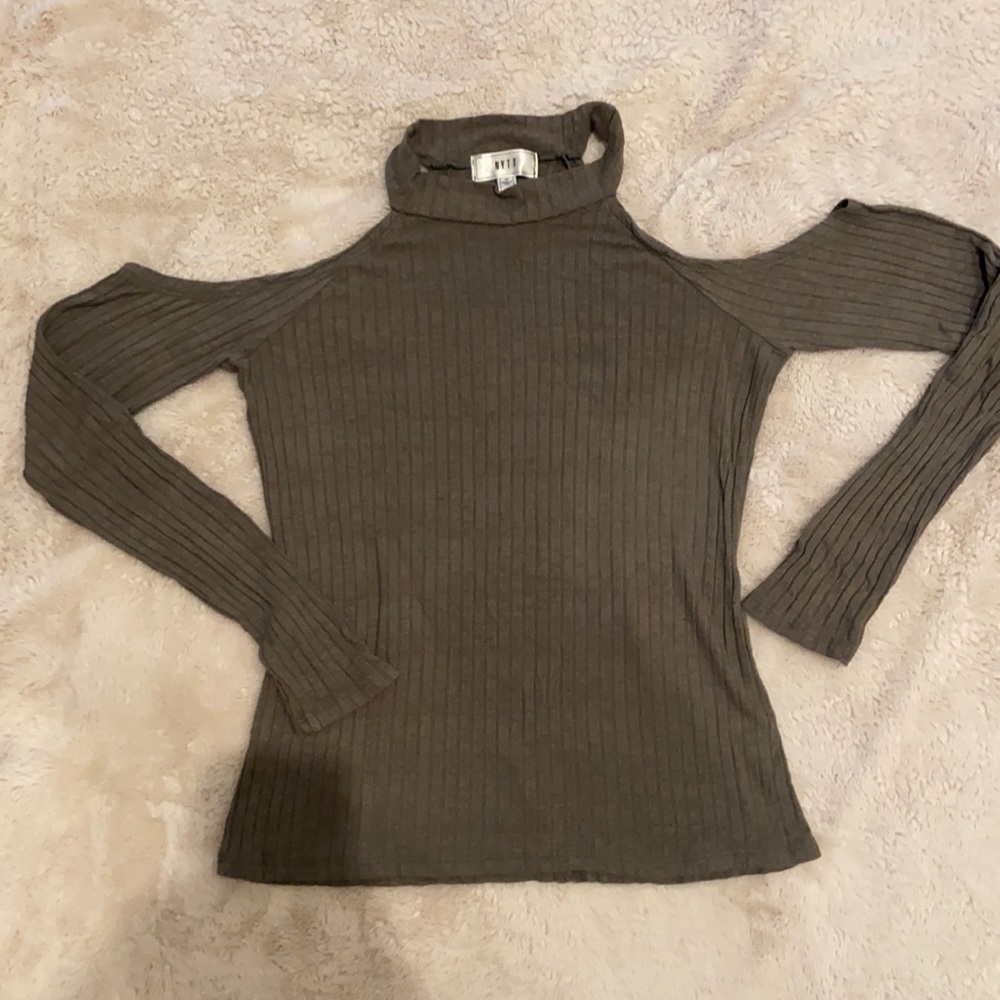 Nytt olive green cold shoulder longsleeve